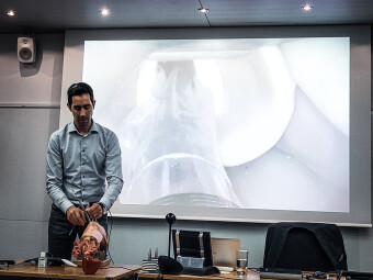 Silvio Nussbaumer demonstrates intubation using a video laryngoscope